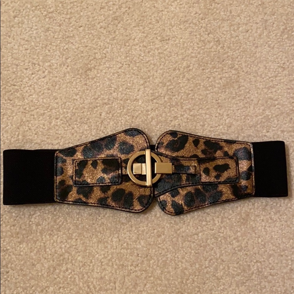 Bebe cheetah print belt with gold!